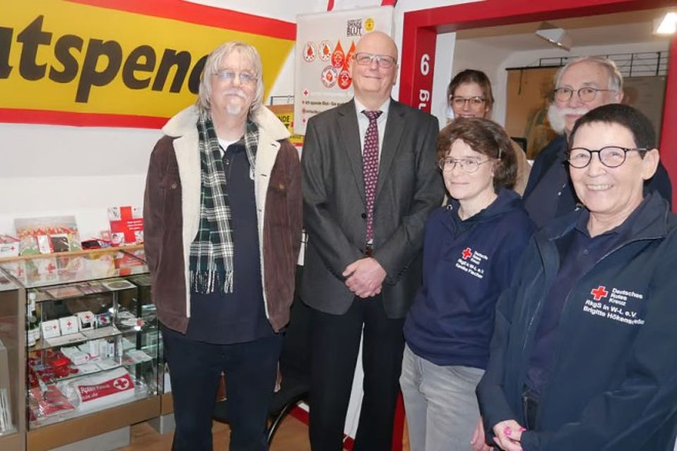 Der Ausschuss für Soziales und Gesellschaft bei einem Besuch der Rotkreuzgeschichtlichen Sammlung in der Parkstraße 18 in Schlangen.